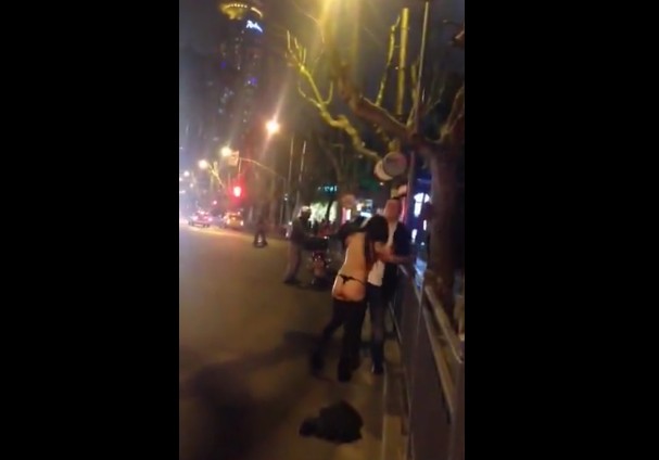 上海醉酒女子当街脱光纠缠外国人 后被警察带走 目测是女神级别的啊